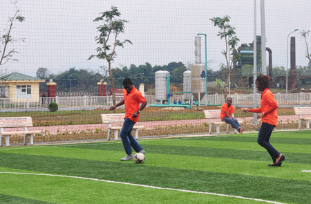 Du học sinh Nigeria đấu bóng giao hữu với sinh viên Việt Nam.