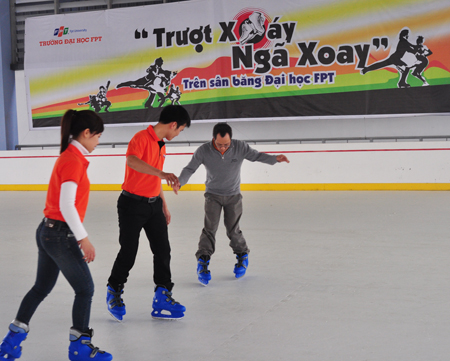 Phó Hiệu trưởng ĐH FPT Nguyễn Khắc Thành hướng dẫn sinh viên cách trượt giật lùi, đồng thời cũng rất sẵn sàng chỉ đạo sinh viên trình diễn trượt băng trước Thủ tướng.