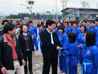 Thủ tướng Nguyễn Tấn Dũng ân cần hỏi thăm sinh viên Ngô Thị Ngọc Anh. Ảnh: Hoàng Hà.