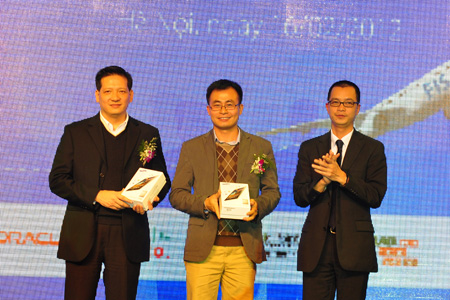 Hai khách hàng, đại diện đối tác nhận được giải thưởng là 2 chiếc Samsung Galaxy Tab 7.7. Ảnh: Lâm Thao.