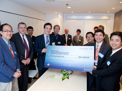 Nhóm FSpace nhận giải của EADS. Ảnh: FSpace.