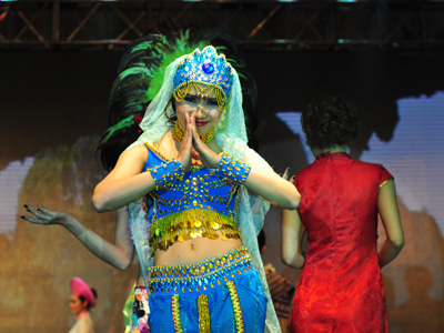 Hành khách đã được du lịch vòng quanh thế giới qua màn trình diễn thời trang dân tộc của các thiếu nữ FPT IS.