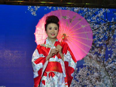 Thiếu nữ FPT IS rạng ngời trong bộ Kimono của các cô gái Nhật Bản.