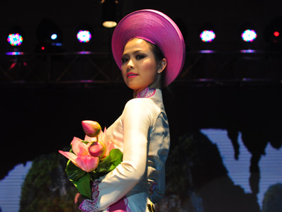 Tà áo dài truyền thống của thiếu nữ Việt. Doanh thu 132 tỷ đồng từ toàn cầu hóa FPT IS đạt được dựa trên nền 4.100 tỷ đồng từ thị trường Việt Nam.