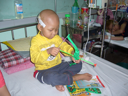 Các em nhỏ đang điều trị tại bệnh viên Nhi sẽ có một sân chơi khang trang do FPT cải tạo. Ảnh: C.T. Các em nhỏ đang điều trị tại bệnh viên Nhi sẽ có một sân chơi khang trang do FPT cải tạo. Ảnh: C.T.