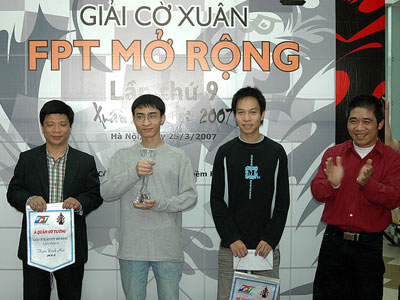 Nguyễn Văn Nam (giữa) là ứng cử viên số 1 cho chức vô địch các giải cờ FPT.