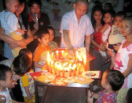 Vũ Trường An tổ chức sinh nhật cho các em bé tại Viện huyết học truyền máu Trung ương. Ảnh: vicongdong.
