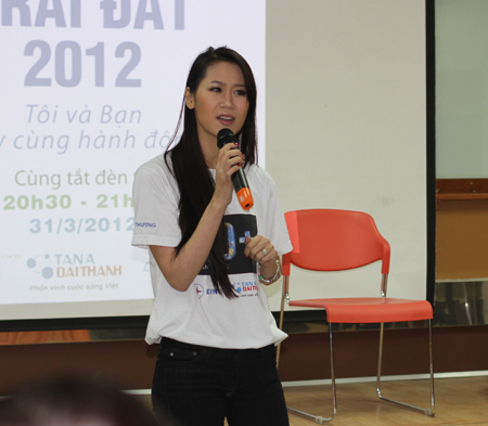Dương Thùy Linh là một trong 6 Đại sứ của chương trình Giờ Trái đất 2012. Ảnh: Thu Thủy.