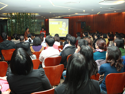 Rất đông khán giả đến tham gia chương trình với sự háo hức, chờ đợi thông tin mà bà Tôn Nữ Thị Ninh chia sẻ. Ảnh: Minh Trung.