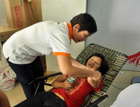 Phó CT HĐQT FPT Trương Thanh Thanh chăm sóc CBNV FPT hiến máu.