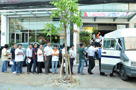 CBNV phải xếp hàng dài.