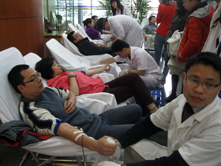Khu vực hiến máu tại tòa nhà FPT Cầu Giấy luôn thu hút nhiều CBNV FPT tham gia. Ảnh: Tô Ngà.