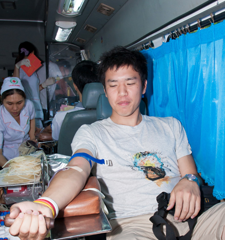Anh Naohito Tamaki tham gia hiến máu trong ngày FPT Vì cộng đồng tại TP HCM. Ảnh: Huyên Phương.