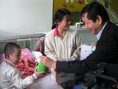 Chủ tịch HĐQT FPT tặng quà cho các em nhỏ tại Bệnh viện Nhi Trung ương. Ảnh: Tô Ngà.