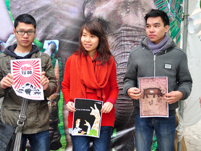 Trao giải cho các cá nhân đạt giải cao nhất trong cuộc thi Thiết kế Poster và Slogan cho chương trình Nói không với tiêu thụ động vật hoang dã. Ảnh: Dương Thùy.