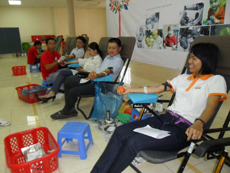 CBNV FPT Cần Thơ hăng hái hiến máu trong ngày thiện nguyện. Ảnh: Nguyễn Yến.