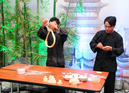 Chương trình lấy bối cảnh trong phim hoạt hình Kungfu Panda với sạp nhào nặn bột mỳ.