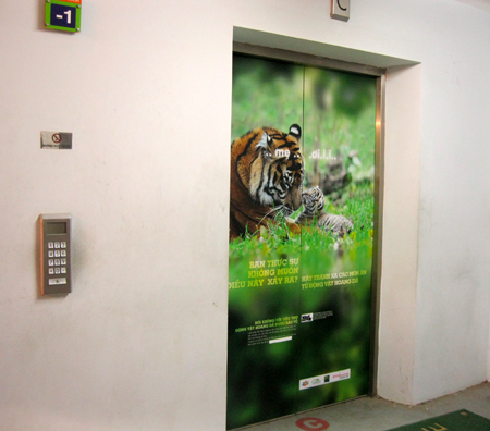 Mỗi poster dán tại các cửa thang máy sẽ mang theo một thông điệp của chương trình.