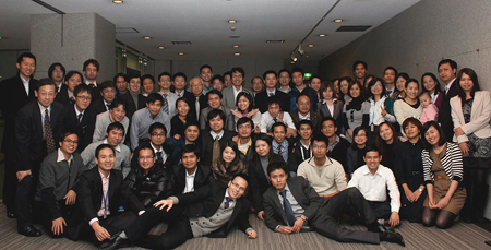 Đội ngũ cán bộ nhân viên FPT Japan trong lễ tổng kết 1/2012.