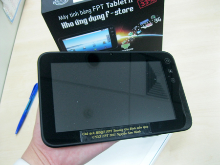 Thân máy đã được dán màn hình bảo vệ và khắc dòng chữ mến tặng của Chủ tịch HĐQY FPT. Thân máy đã được dán màn hình bảo vệ và khắc dòng chữ mến tặng của Chủ tịch HĐQY FPT.