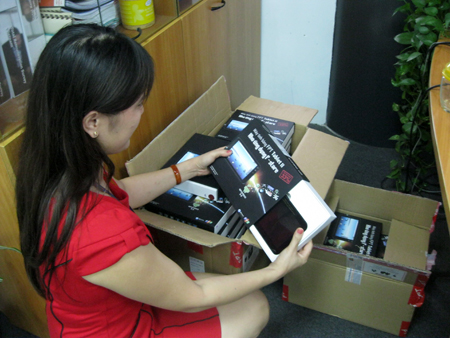 Một trong những thành viên BTC đang kiểm kê lại hàng trước khi gửi. Một trong những thành viên BTC đang kiểm kê lại hàng trước khi gửi.