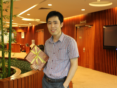 Anh Phạm Văn Mạnh, Ban kế hoạch tài chính FPT là cá nhân xuất sắc đầu tiên được nhận quà tặng của Chủ tịch HĐQT FPT. Ảnh: C.T. Anh Phạm Văn Mạnh, Ban kế hoạch tài chính FPT là cá nhân xuất sắc đầu tiên được nhận quà tặng của Chủ tịch HĐQT FPT. Ảnh: C.T.