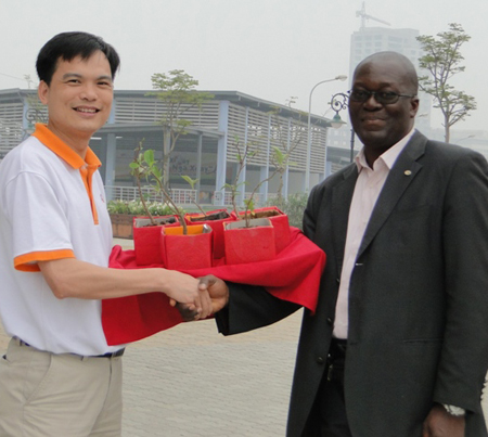 Đại diện City Gate Institute trao 5 cây Bao báp giống cho thầy Nguyễn Việt Thắng, Phó Hiệu trưởng nhà trường