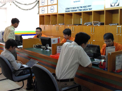 Chủ thẻ của Vietcombank sẽ được nhận ưu đãi khi đến bảo hành máy tính xách tay tại FPT Services. Ảnh: S.T.