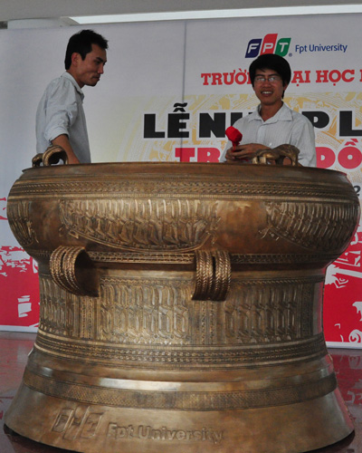 Trống đồng được đặt tại sảnh chính Khu giảng đường ĐH FPT tại Hòa Lạc.
