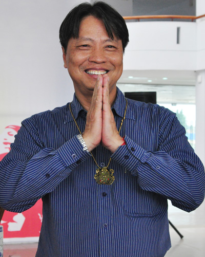 Thứ trưởng Bộ Khoa học và Công nghệ Nguyễn Văn Lạng rất thích món quà này.