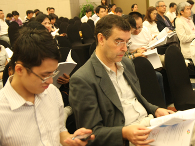 Các cổ đông quan tâm đến tình hình sản xuất kinh doanh của FPT năm 2011. Ảnh: Thùy Linh.
