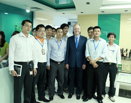Kết thúc chuyến thăm FPT Software, John Sculley chụp ảnh lưu niệm cùng Chủ tịch FPT Software Hoàng Nam Tiến và các chuyên gia công nghệ của đơn vị.