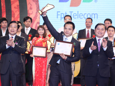 TGĐ FPT Telecom Nguyễn Văn Khoa nhận giải thưởng tại Sao Khuê 2012. Lần đầu tiên tham gia FPT Telecom đã giành 4 giải thưởng. Ảnh: Trần Thuận.