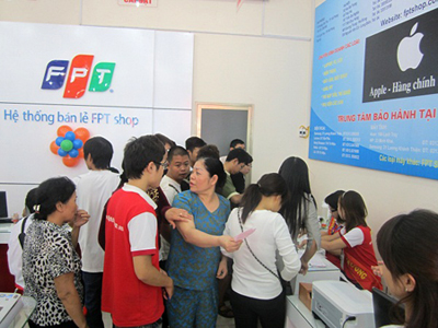 Các khách hàng của FPT Telecom đến làm thủ tục thanh toán cước Internet tại FPT Shop. Ảnh: C.T.