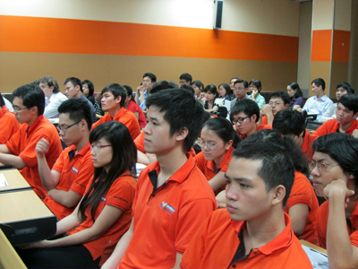 Đến tận phút cuối chương trình, rất đông các bạn sinh viên vẫn ở lại lắng nghe John Sculley chia sẻ về cơ hội việc làm với những bạn trẻ có đam mê công nghệ tại Việt Nam.