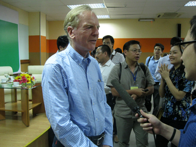 Buổi nói chuyện với 100 sinh viên CNTT tiêu biểu tại Đại học FPT đã khép lại hành trình thăm Việt Nam của John Sculley. John cho biết, ông rất vui khi đến Hà Nội.