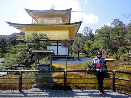 tại chùa vàng Chùa Kinkakuji - Chùa Vàng còn có một tên gọi khác là Chùa ROKUONJI nằm tại phía Tây Bắc của Kyoto. Quần thể chùa được xây vào năm 1393 và dùng làm nơi nghỉ ngơi cho Tướng quân Yoshimitsu Ashikaga (1358- 1408).
