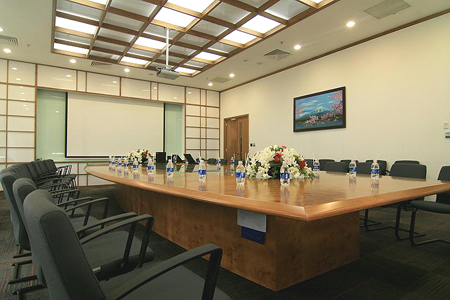 Khu vực phòng họp được trang bị máy móc và thiết bị kỹ thuật hiện đại. Những phòng họp lớn, hiện đại với nhiều phong cách khác nhau được đặt tại tầng trệt nhằm thuận tiện cho việc di chuyển của nhân viên cũng như việc đi lại của khách hàng.