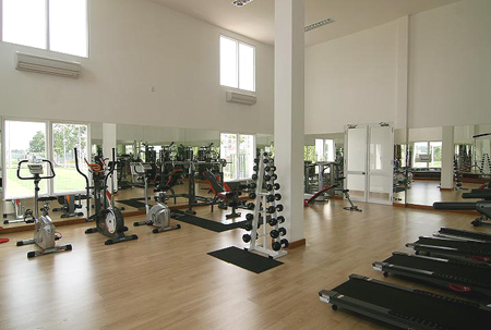 Phòng tập thể dục dụng cụ được trang bị nhiều loại dụng cụ hiện đại, phục vụ tối đa nhu cầu thể thao của CBNV.