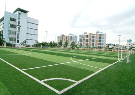 Sân cỏ nhân tạo, nơi quen thuộc của các thành viên CLB Bóng Đá FSoft HCM