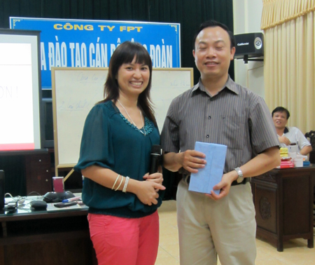Kết thúc nội dung về Luật công đoàn, Chủ tịch công đoàn FPT Trần Thị Thu Hà đã trao quà cho giảng viên.