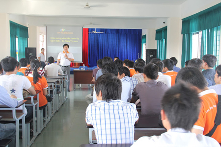 TS.Đàm Quang Minh giao lưu rất cởi mở và đầy hứng khởi với sinh viên. Ảnh: FPoly.