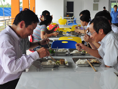 Anh Bình cùng với Ban giám hiệu ĐH FPT dùng bữa trưa cùng các sinh viên.