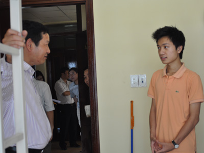 Bùi Đức Toàn, sinh viên lớp SE 0709 bất ngờ và vui khi Chủ tịch HĐQT FPT Trương Gia Bình đến thăm phòng.