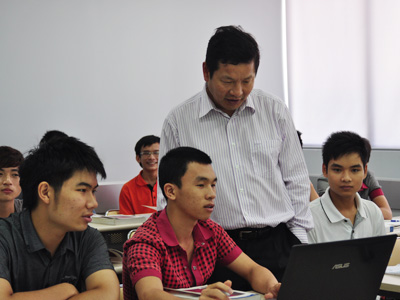 Chủ tịch HĐQT FPT tham gia một giờ học của sinh viên. Ảnh: Lâm Thao.