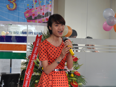 Cô gái Nông Ly Hương với những ca từ mềm mại hát mừng sinh nhật FPT Trading.