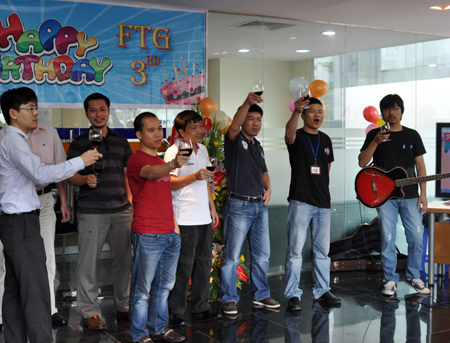 Ban lãnh đạo FPT Trading cùng thành viên của Ban Văn hóa đoàn thể FPT Chúc mừng sinh nhật lên 3 của đơn vị.