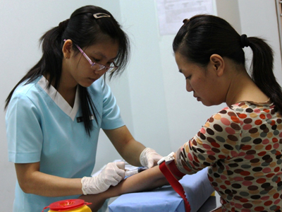 Y tá lấy mẫu máu xét nghiệm cho CBNV FPT Online. Ảnh: Vũ Giang.