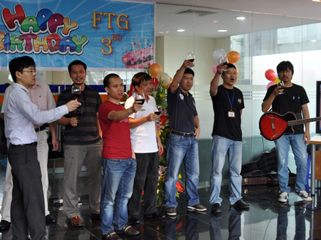 Đại diện FUN nâng ly chúc mừng sinh nhật FPT Trading cùng Ban lãnh đạo của đơn vị.
