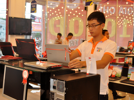 7h sáng, các nhân viên của FPT Shop 217 Quang Trung đã có mặt để trưng bày sản phầm, chuẩn bị cho lễ khai trương diễn ra lúc 9h.
